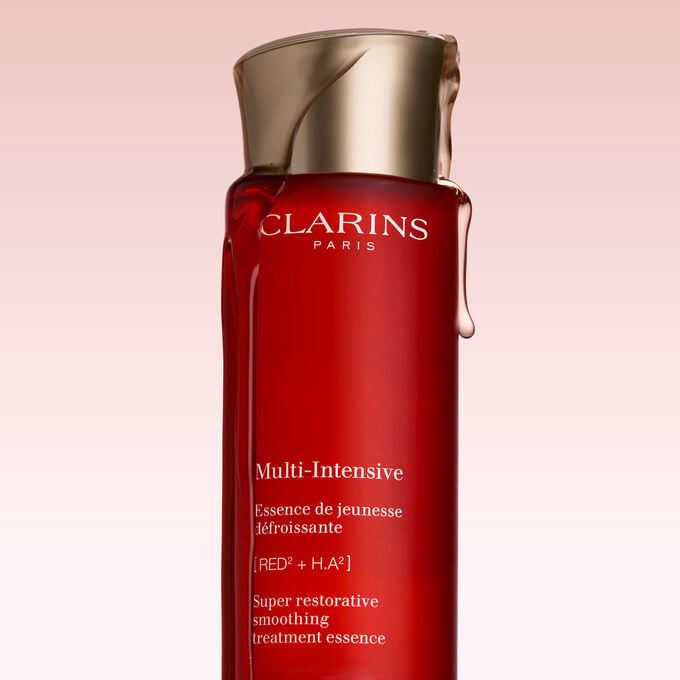Packshot of Clarins Super Restorative Treatment Essence with text emphasising its power to hydrate, smooth and plump skin.