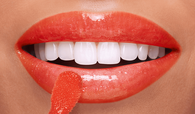 Mouth animation- apply lip oil cherry colour
