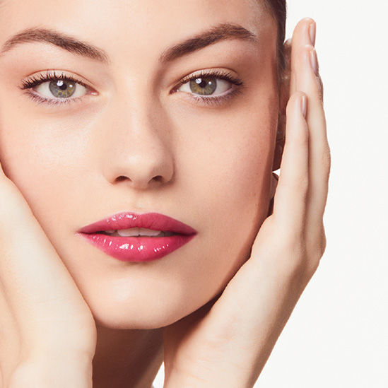 Model visual applied lip comfort oil