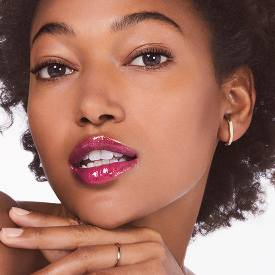 Model visual applied lip comfort oil